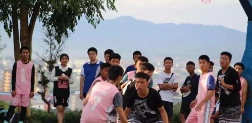 小学生篮球人盯人防守的重要性（提升篮球技术的关键在于人盯人防守）
