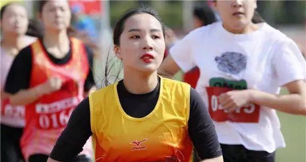 如何以手拿排球走秀优雅动作展示（掌握关键要领，成为排球走秀达人）