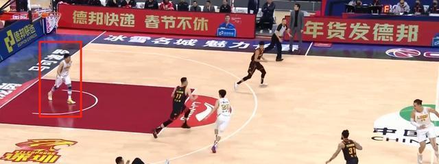 篮球防守战术（打造铜墙铁壁，关键在于防守手的下压能力）