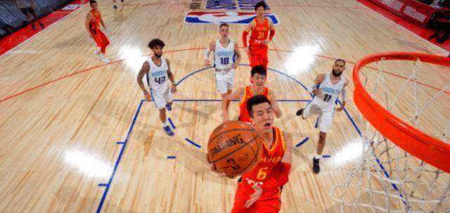 如何通过晃倒防守队员在篮球比赛中取得优势（用技巧和速度击败防守队员，实现得分机会）