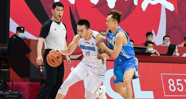 打篮球防守低着头的纠正方法（如何改善低头防守，提高篮球防守技巧）