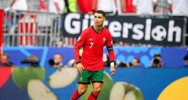 C罗创造奇迹，三球瞬间震撼世界（回顾C罗在世界杯中的精彩表现，他的进球瞬间成为经典）