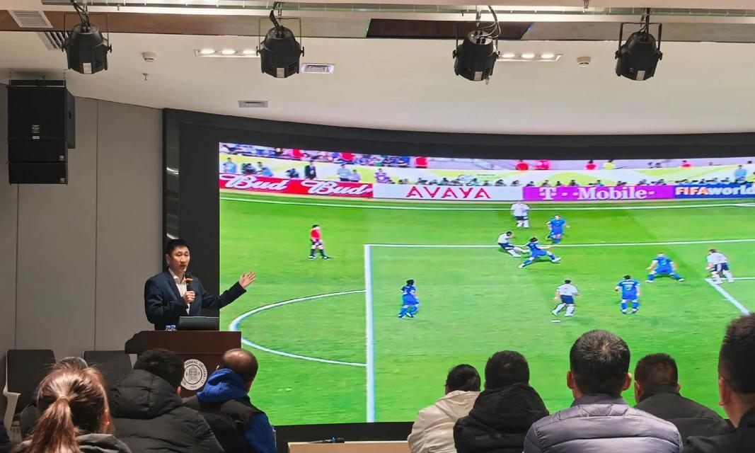 足球的理论与技巧（探索足球的核心要素，提升技术与战术能力）