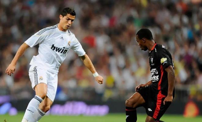 探秘巴西儿童足球过人技巧的魅力（揭示巴西儿童足球过人技巧的独特训练方法）