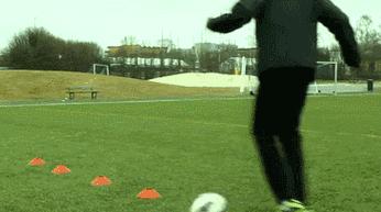 足球交叉扣球技巧教学（掌握交叉扣球的窍门，提升足球技能水平）