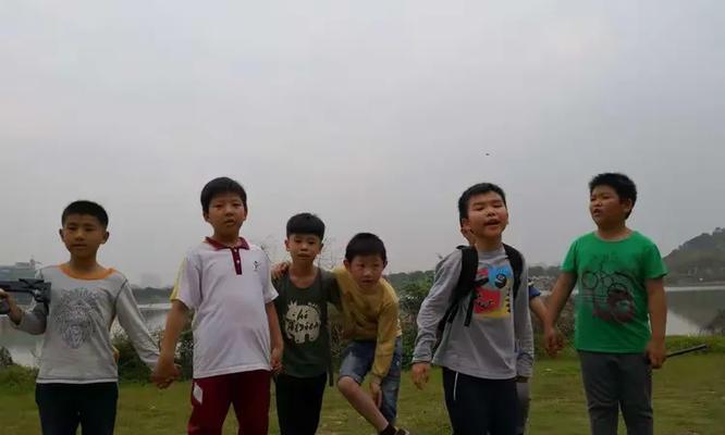 足球装酷小技巧大揭秘（简单易学，让你脱颖而出的关键小动作）