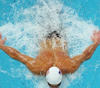 游泳技巧（掌握正确的姿势和技巧，让你在游泳比赛中快速转弯）