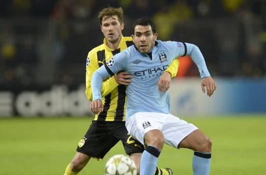 足球底角护球技巧（提高底角护球能力，化被动为主动）