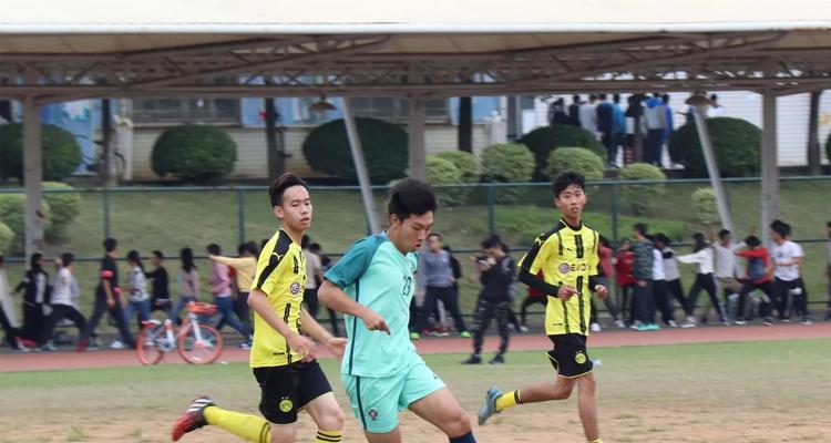 足球技巧之侧踢击头（掌握技巧，提升头球能力）