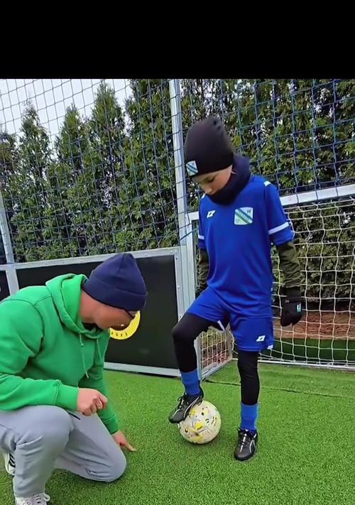 足球小打大技巧——如何在比赛中超越对手（掌握关键技巧，让你成为球场上的明星）