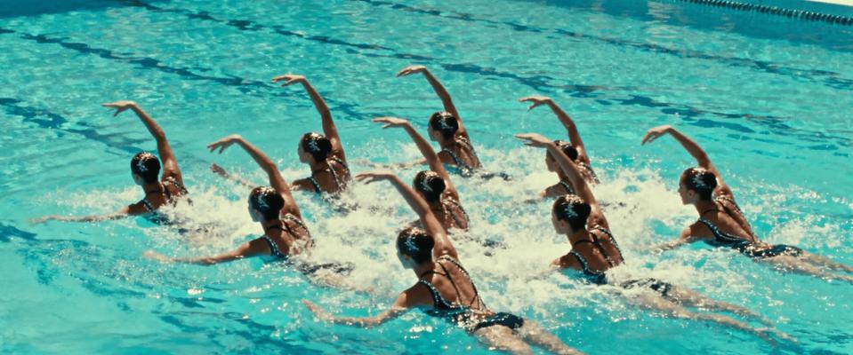 游泳手势技巧（掌握游泳手势的关键，提升游泳水平）