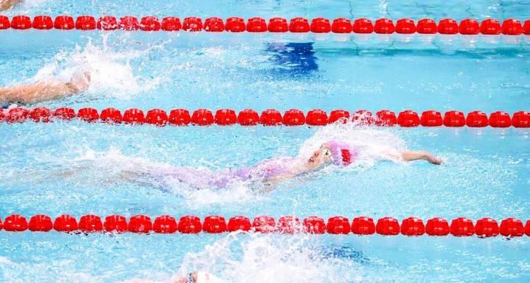 掌握游泳转身提速的绝技（游泳转身提速技巧教学及注意事项）