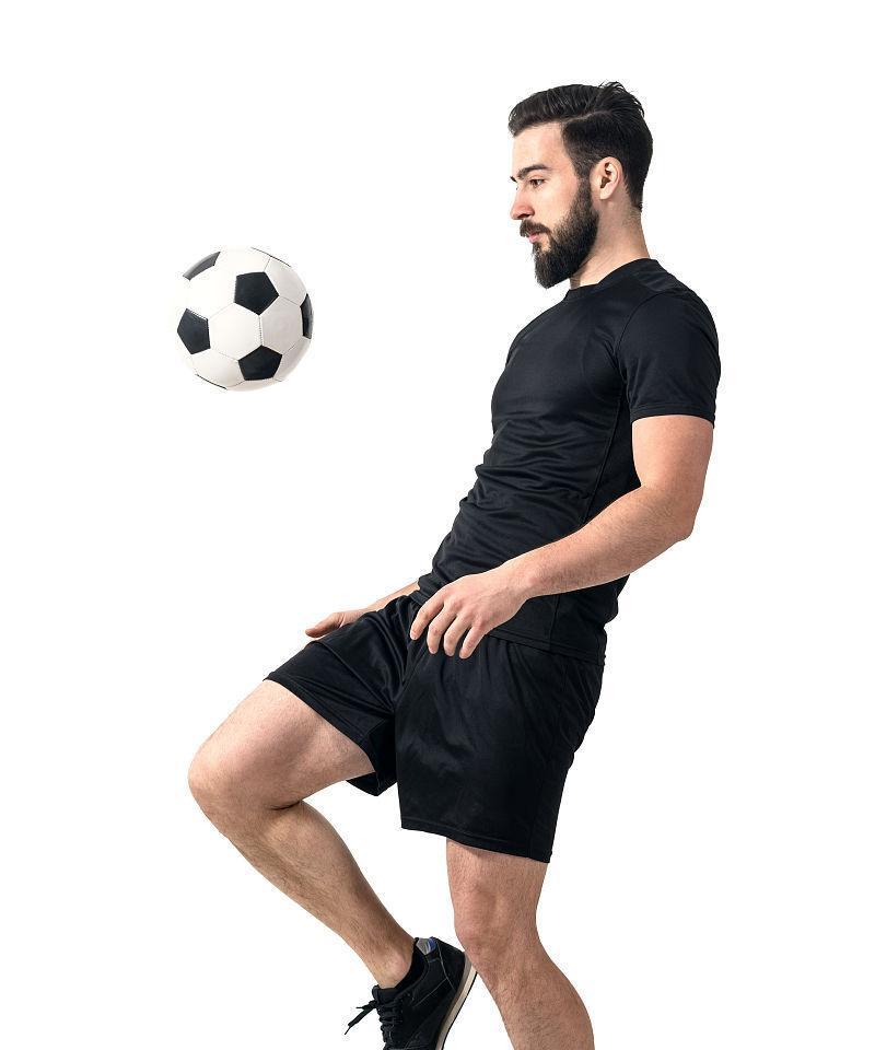 膝盖顶足球的技巧（运用膝盖顶足球提升技术水平）