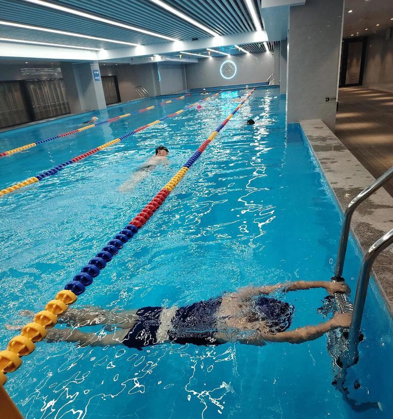 游泳憋气技巧的全面指南（掌握游泳憋气技巧的关键要素和训练方法）