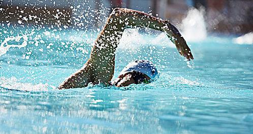 游泳技巧训练(掌握正确的姿势和技巧,提升游泳水平)