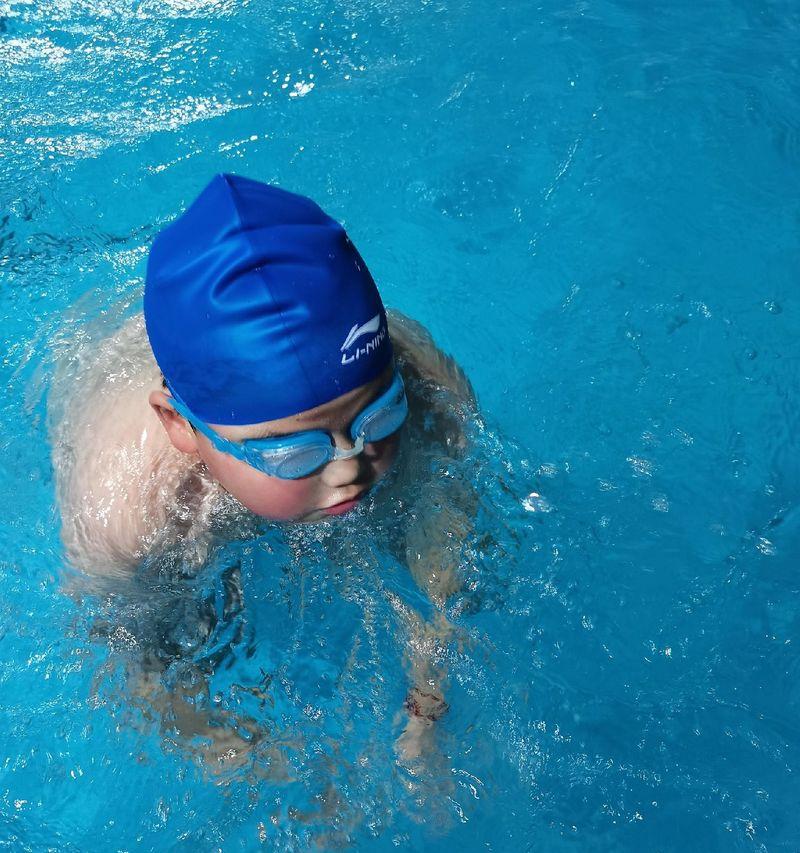 游泳蹬壁滑行技巧——优化游泳速度的有效方法（掌握正确蹬壁滑行姿势，提升游泳效率）