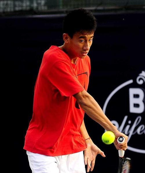 乒乓球运动中的帅气抛球动作（展现乒乓球运动的技巧和魅力）