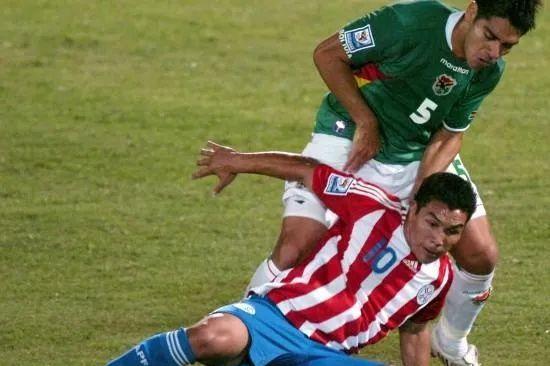 以踢足球压低重心技巧（提升踢球稳定性的关键技巧）