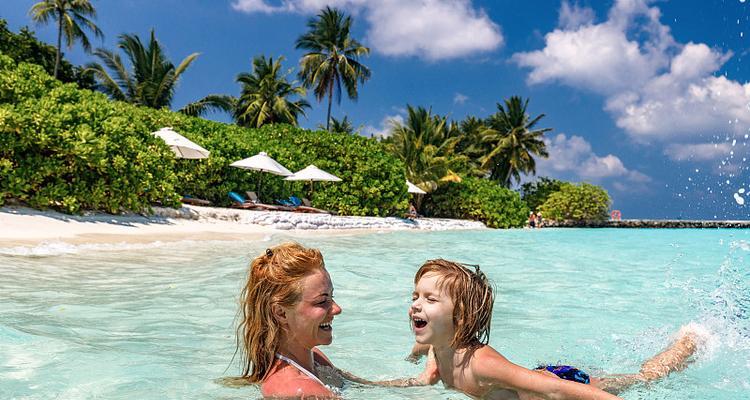 在海里学会游泳的技巧（掌握关键技能，轻松畅游大海）