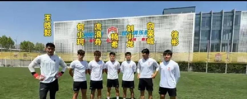 花式足球克里斯技巧（细腻掌控球技、舞动双脚、乐在其中）